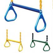 Гимнастические треугольные кольца с металлической трапецией на цепях в полимере
